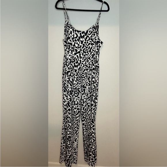 Lita by Ciara 🌸Stylish Black and White Jumpsuit - Picture 5 of 12